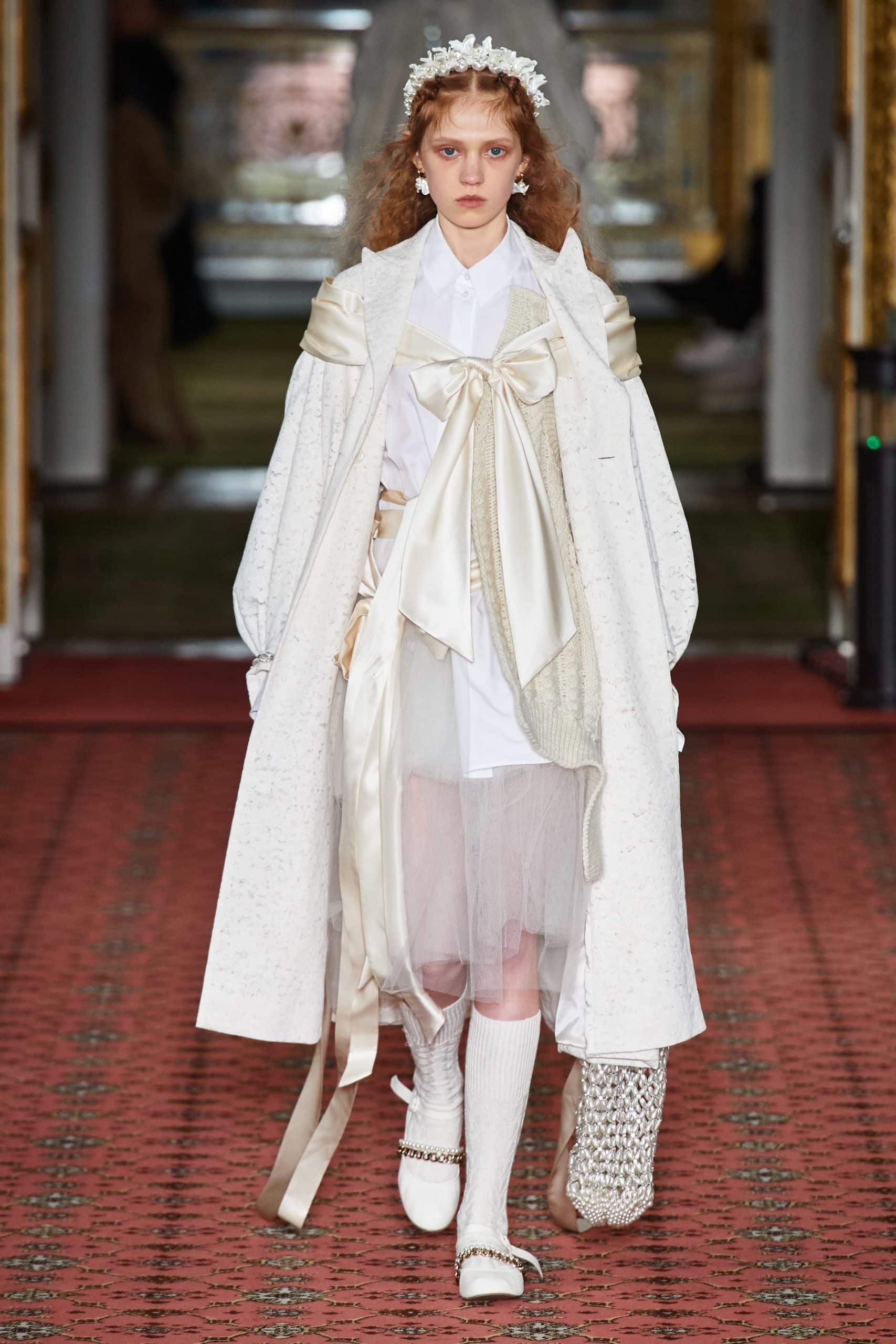 Белая коллекции Simone Rocha