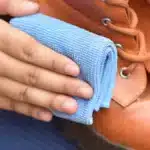 Как почистить кожаную обувь