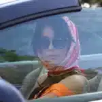 Женщина с платком в волосах