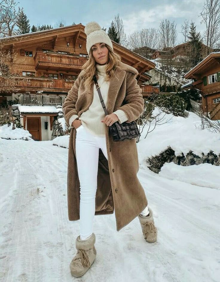 С белой водолазкой
